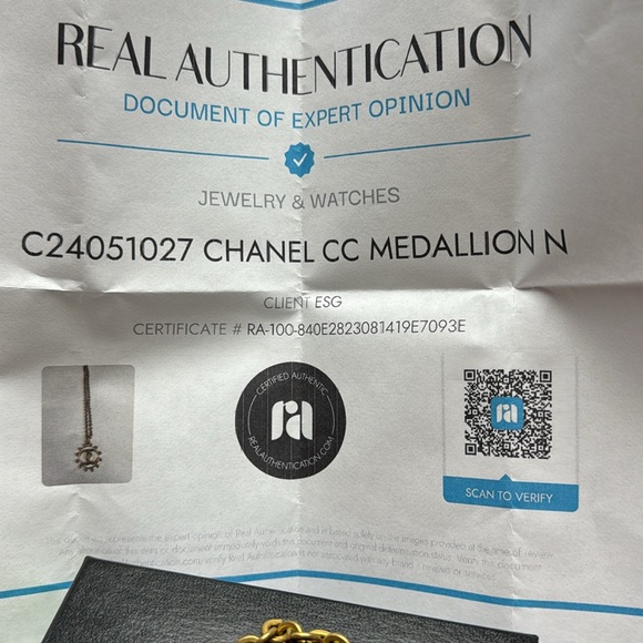 CHANEL 24K PLATED CC MEDALLION NECKLACE. - Picture 2 of 4